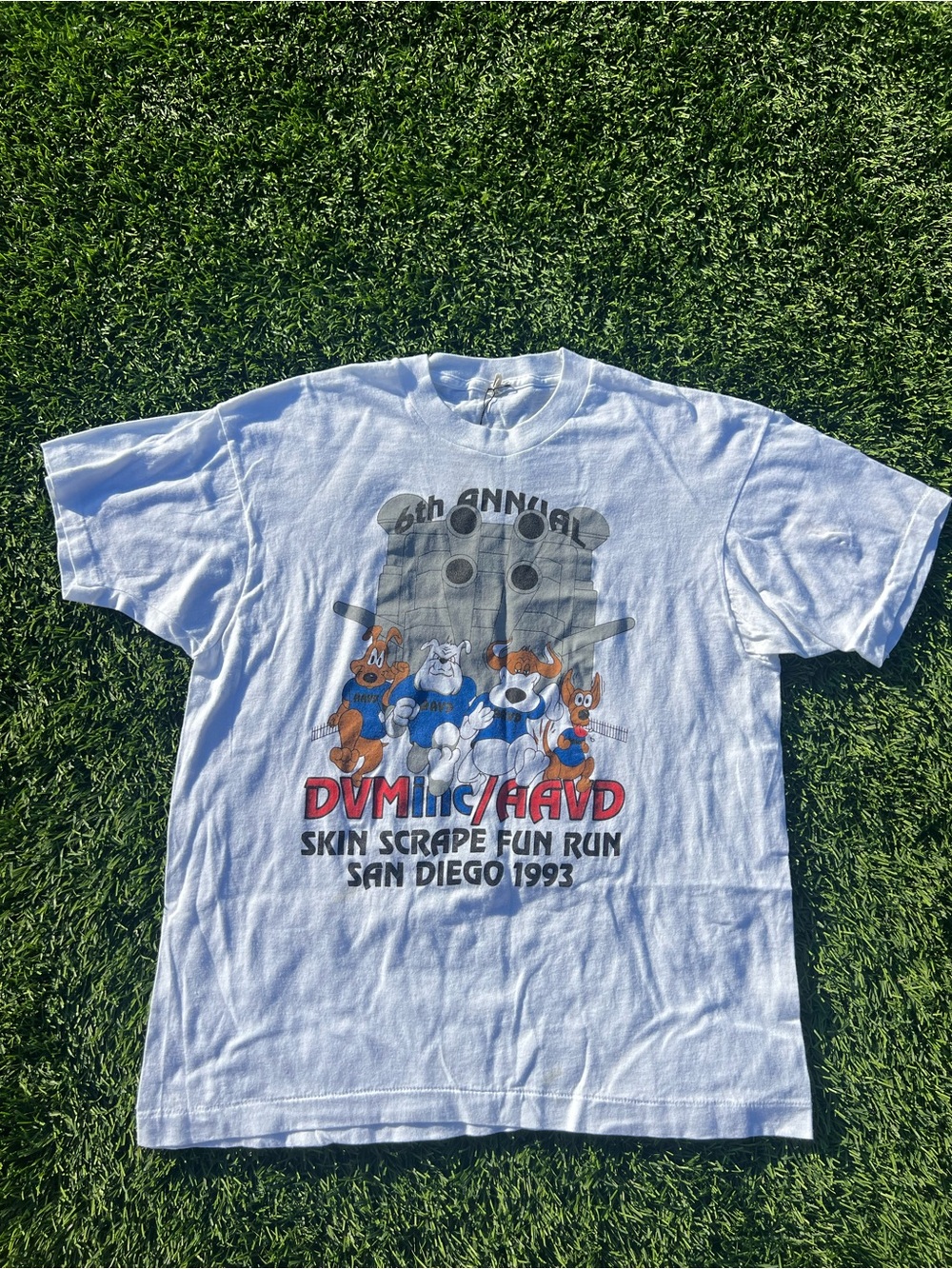 Source Unknown White Short Sleeve Graphic Tee with Red & Blue Print